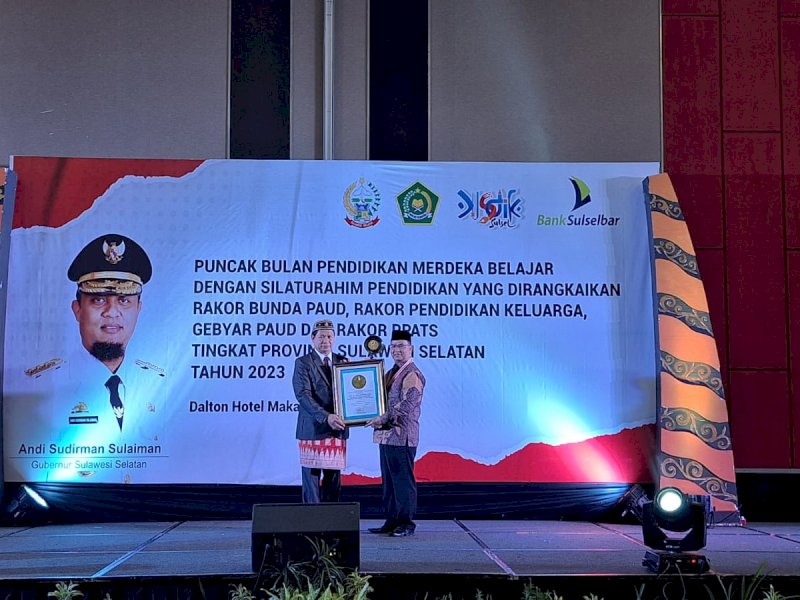 Ketua Umum LEPRID, Paulus Pangka menyerahkan langsung penghargaan tersbut kepada Kepala Kanwil Kemenag Sulsel Khaeroni selaku pemrakarsa Khataman Al Qur'an via smartphone di Makassar, Selasa (30/5/2023). @Jejakfakta/dok. Humas Kemenag