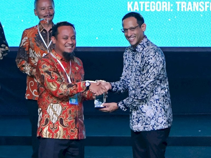 Gubernur Sulsel menerima penghargaan dari Kemendikbudristek di acara Anugerah Merdeka Belajar 2023 di Gedung Trimurti, Prambanan Yogyakarta, Senin (29/5/2023). @Jejakfakta/dok. Pemprov Sulsel