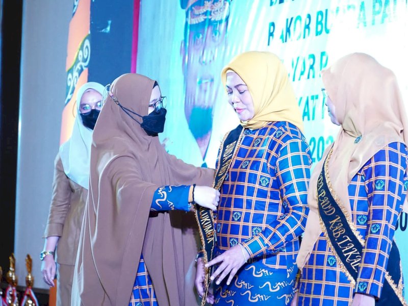 Bunda PAUD Provinsi Sulawesi Selatan Naoemi Octarina mengukuhkan Andi Herfida Muchtar selaku Bunda PAUD Kabupaten Bulukumba. @Jejakfakta/dok. Humas Pemkab Bulukumba