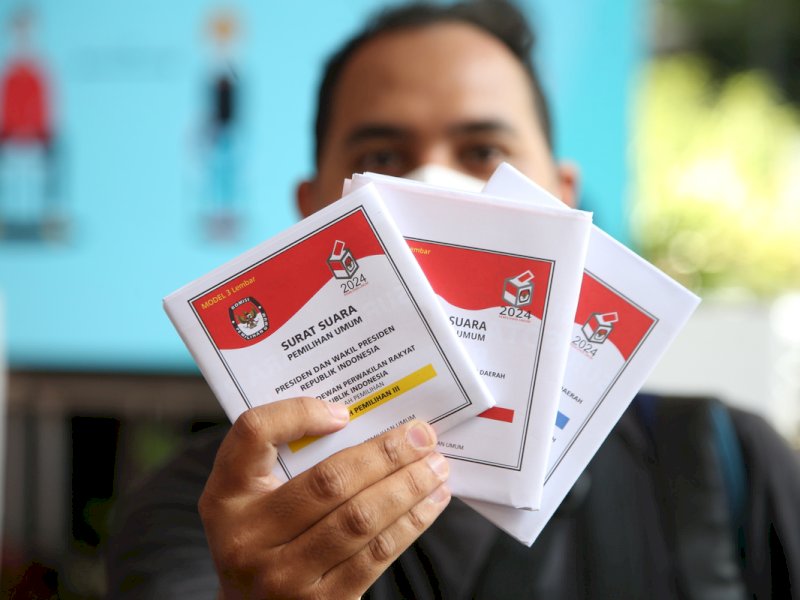 Contoh surat suara dengan desain yang disederhanakan saat simulasi pemungutan dan penghitungan suara Pemilu 2024 di kantor Komisi Pemilihan Umum, Jakarta, Selasa (22/3/2022). @dok. Kompas/HENDRA A SETYAWAN