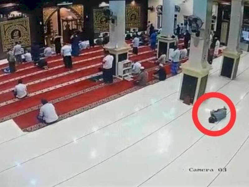 Terekam kamera CCTV, Budirman meninggal dunia saat tahiyat salat sunah qabliyah subuh di masjid Darul Na'im, Antang, Manggala, Kota Makassar, Sulsel, Selasa (30/5/2023) sekitar pukul 04.40 Wita. (Foto istimewa).