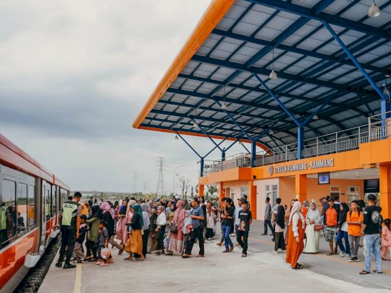 Ratusan penumpang akan naik ke Kereta Api (KA) di Stasiun Rammang-rammang Maros. Mulai 1 Juni kereta api Sulsel mulai berbayar. @Jejakfakta/Atri