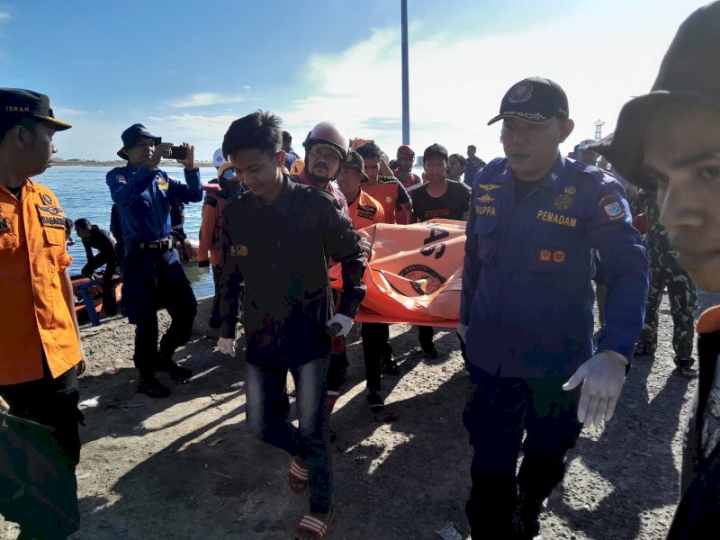 Tim Sar Gabungan evakuasi korban yang terjatuh dari kapal menuju ke RS Bhayangkara Makassar. @Jejakfakta/dok. Basarnas Sulsel