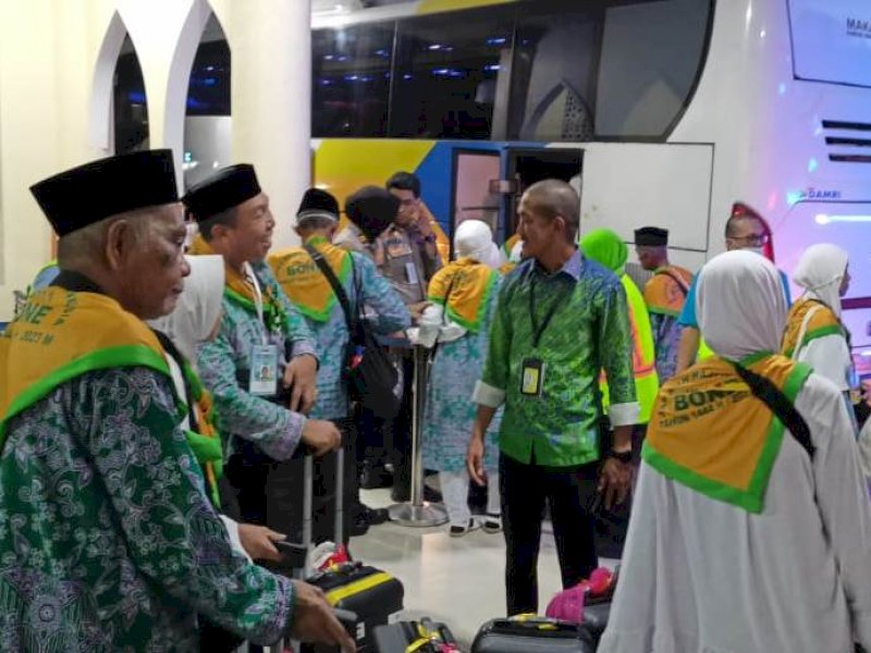 PPIH Embarkasi Makassar melepas jemaah haji kloter 11 di Asrama Haji Sudiang Makassar, Rabu malam (31/5/2023). Dari 388 jemaah haji, ada satu orang batal berangkat karena hamil lima bulan. @Jejakfakta/dok. 