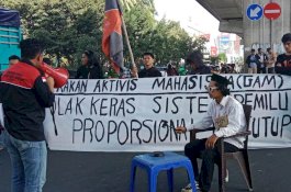 Mahasiswa Makassar Demo Tolak Sistem Pemilu Proporsional Tertutup