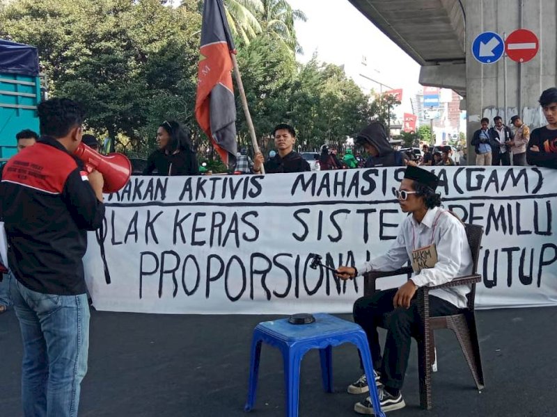 Mahasiswa Makassar yang tergabung dalam Gerakan Aktivis Mahasiswa (GAM) saat menggelar aksi penolakan sistem Pemilu tertutup di Jalan AP. Pettarani, Kota Makassar, Kamis (1/6/2023). @Jejakfakta/Samsir