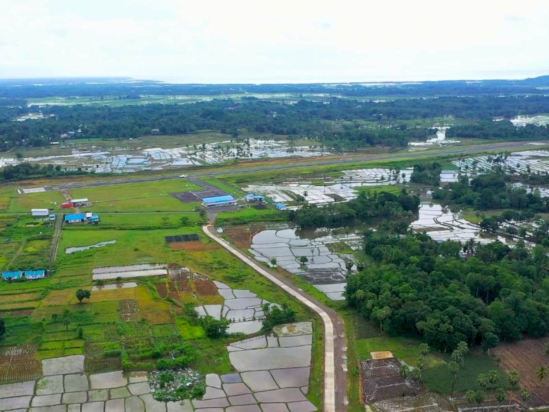 Pemprov Sulsel memberikan bantuan keuangan pembangunan ruas jalan akses Bandara Arung Palakka, di Kecamatan Awangpone, Kabupaten Bone. @Jejakfakta/dok Pemprov Sulsel