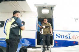 Kunjungan Kerja ke Bone, Andi Sudirman Jajal Pesawat Susi Air Makassar - Bone