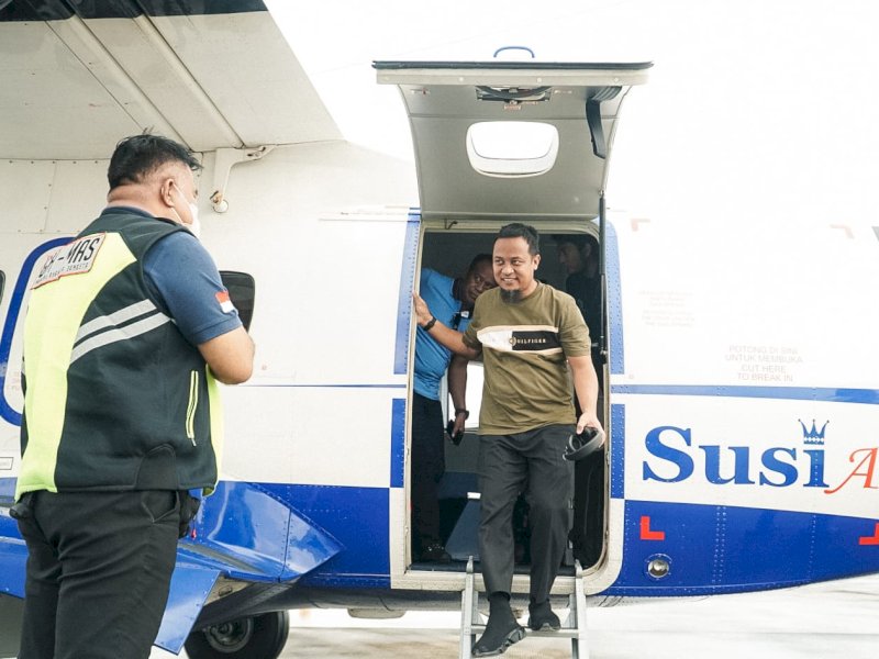 Gubernur Andi Sudirman Sulaiman menggunakan Susi Air saat kunjungan kerjanya ke Kabupaten Bone, Rabu (31/5/2023). @Jejakfakta/dok. Humas Pemprov Sulsel
