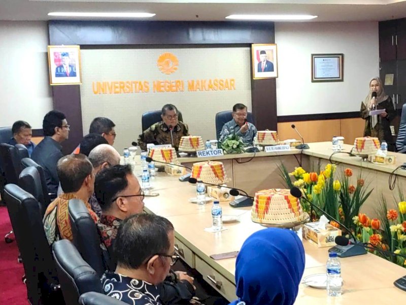 Jusuf Kalla (JK) saat menghadiri &ldquo;Bincang Entrepreneurship&rdquo; bersama unsur pimpinan UNM, di Lantai 7 Menara Pinisi UNM, Jumat (2/6/2023). @Jejakfakta/Rudi Gunawan