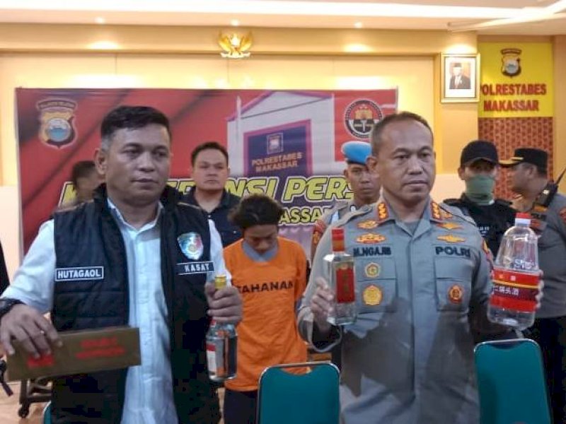 Kapolrestabes Makassar, AKBP Mokhamad Ngajib, memberlihatkan minuman dan rokok ilegal beserta dua kurir yang diamankan di Polrestabes Makassar, Jumat (2/6/2023). @Jejakfakta/Samsir
