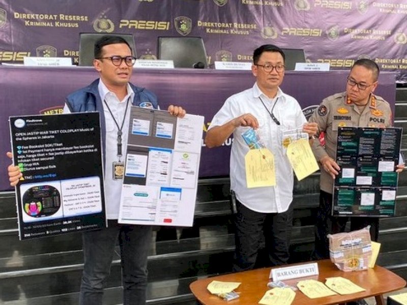 Ditreskrimsus Polda Metro Jaya memperlihatkan barang bukti aksi penipuan tiket palsu konser Coldplay. @Jejakfakta/dok. tandabaca.id