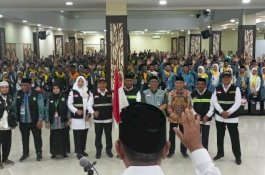 Gubernur Maluku Utara Lepas Jemaah Haji Kloter 13, Gani Kasuma Minta Jaga Adab