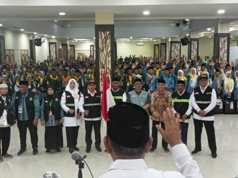 Gubernur Maluku Utara, KH. Abd. Gani Kasuba melambaikan tangan usai melepas secara resmi Jemaah haji kloter 13 Embarkasi Makassar di Aula Mina Asrama Haji Sudiang Jumat (2/6/2023). @Jejakfakta/dok. Humas Kemenag Sulsel