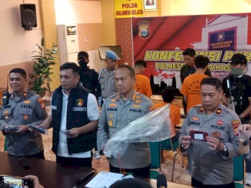 Polisi menangkap 6 pelaku pengeroyokan terhadap pemuda M yang merupakan korban salah sasaran. Tiga diantaranya masih dibawah umur. @Jejakfakta/Samsir