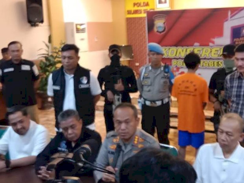 Polisi mengamankan satu pelaku berinisial MR dan menetapkan empat DPO buntut pengeroyokan dua mahasiswa di Kampus Unismuh Makassar pada 29 Mei 2023 lalu. @Jejakfakta/Samsir