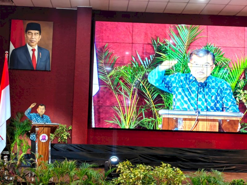 JK memberikan sambutan pada Wisuda Sekolah Putri Darul Istiqamah (SPIDI) dan Sekolah Alam Darul Istiqamah (SADIQ) Maccopa Maros, di Ballroom Theater Phinisi Universitas Negeri Makassar (UNM), Sabtu (3/6/2023). @Jejakfakta/Rudi Gunawan