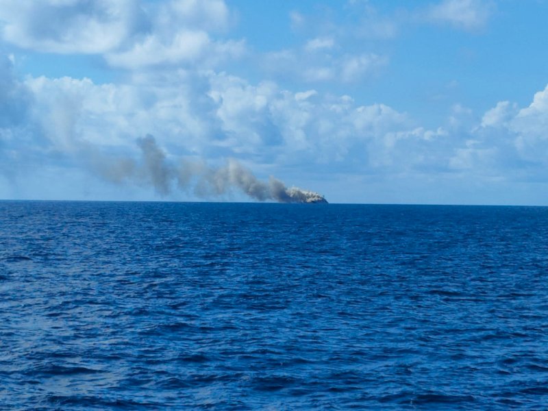 KRI Teluk Hading 538 milik TNI Angkatan Laut (AL) dikabarkan terbakar, Sabtu (3/6/2023). @Jejakfakta/dok. Istimewa