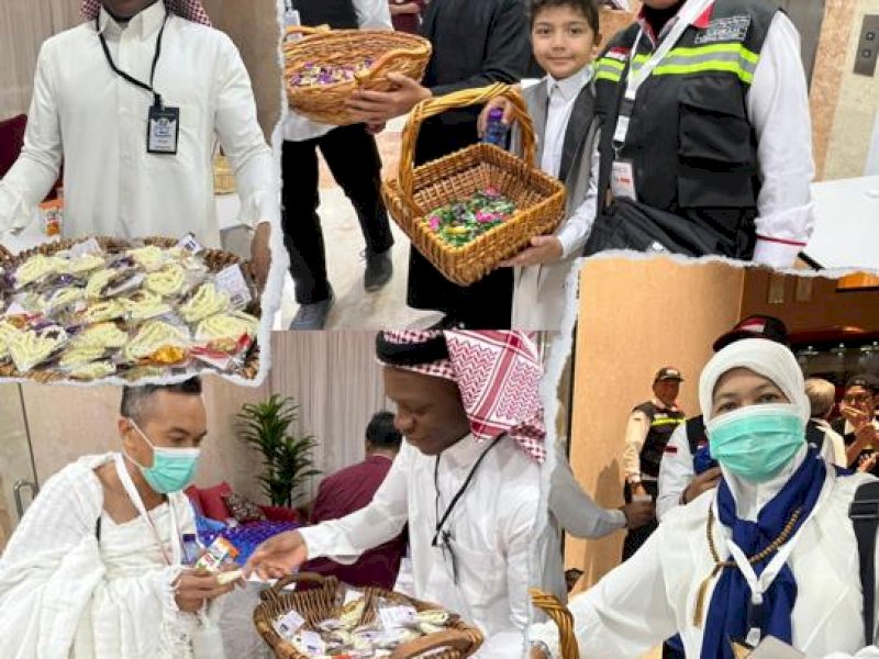 Jemaah Kloter 1 Upg asal Kota Makassar langsung disuguhi sejumlah souvenir diantaranya, syal, tasbih, kurma, kue cokelat, cemilan dan air zam zam dan welcome drink saat tiba di Mekkah. @Jejakfakta/dok. PPIH/Kemenag