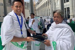 Tim Krisis Jemaah Haji Siaga Sandal 500 Pasang di Makkah, Berikut Tips Cegah Tapak Kaki Melepuh