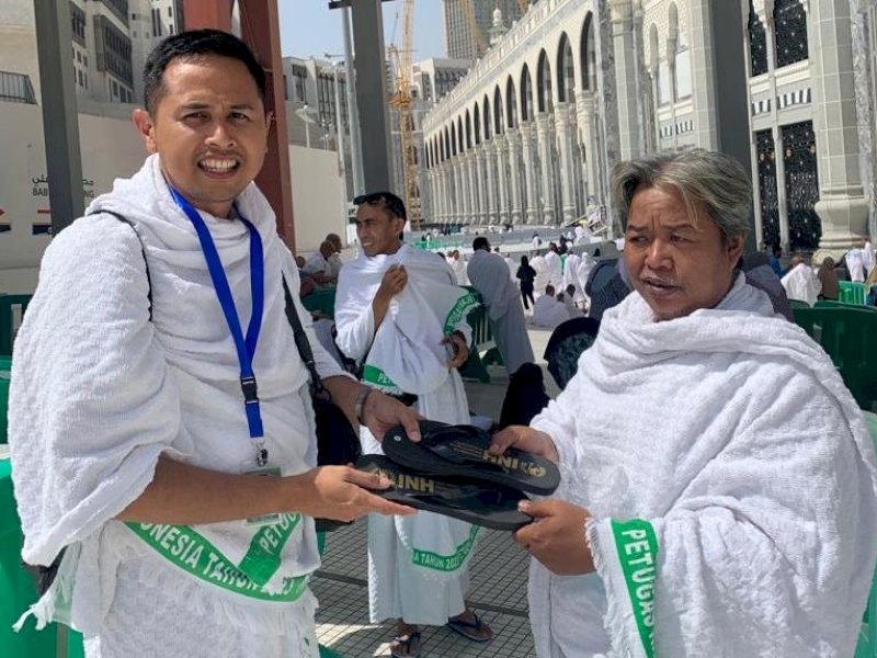 Tim PKP3JH ada 47 sandal yang telah dibagikan untuk membantu jemaah yang kedapatan kehilangan alas kaki saat di luar hotel. @Jejakfakta/dok. Humas Kemenag