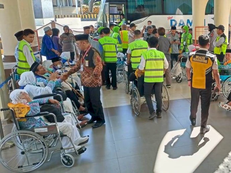 392 Jemaah haji Kloter 15 asal Kabupaten Bone diberangkatkan, Minggu (4/6/2023. Jumlah lansia sebanyak 92 orang, 10 orang diantaranya menggunakan kursi roda. @Jejakfakta/dok. Kemenag Sulsel