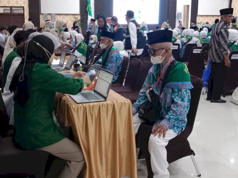 Jamaah Calon Haji (JCH) Kloter 17 dari Kabupaten Polewali Mandar diterima (PPIH) embarkasi Makassar di Asrama Haji Sudiang, Minggu (4/6/2023). @Jejakfakta/Samsir