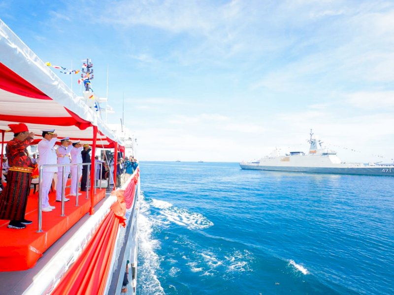 Gubernur Sulawesi Selatan, Andi Sudirman Sulaiman mendampingi Panglima TNI, Laksamana TNI Yudo Margono membuka kegiatan latihan bertaraf internasional 4th Multilateral Naval Exercise Komodo (MNEK) 2023 di Pelabuhan Soekarno Hatta, Makassar, Senin (5/6/2023). @Jejakfakta/dok. Humas Pemprov Sulsel