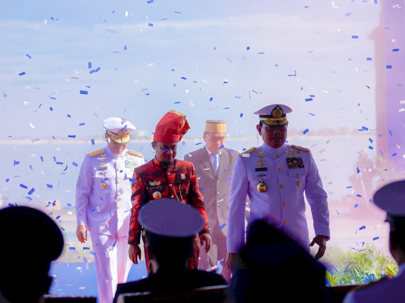Gubernur Sulsel, Andi Sudirman Sulaiman mendampingi Panglima TNI, Bapak Laksamana TNI Yudo Margono membuka kegiatan latihan bertaraf internasional 4th Multilateral Naval Exercise Komodo (MNEK) 2023 di Pelabuhan Soekarno Hatta, Makassar, Senin (5/6/2023). @Jejakfakta/dok. Humas Pemprov Sulsel