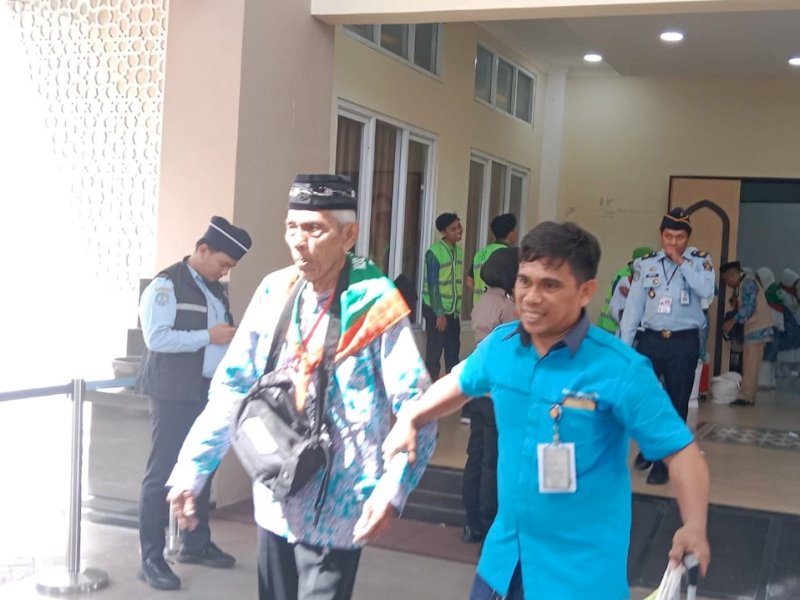 Petugas haji membantu sejumlah jemaah Lansia Kloter 17 asal Polewali Mandar, Sulbar di Asrama Haji Sudiang, Senin (5/6/2023). @Jejakfakta/Samsir 