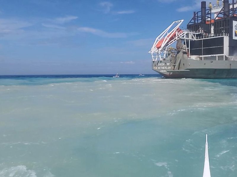Aktivitas penambangan pasir laut di Kepulauan Spermode untuk membangun proyrek Makassar New Port oleh Kapal milik Boskalis. Penambangan pasir laut ini merusak ekosistem laut dan enonomi nelayan setempat. @Jejakfakta/dok. Jaring Nusa
