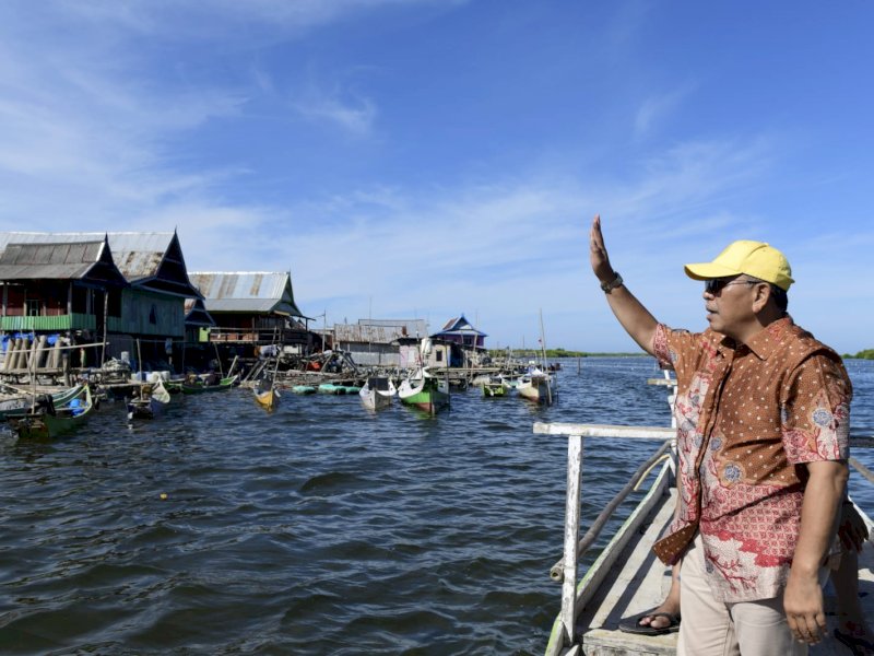 Ilham Arief Sirajuddin (IAS) menyapa warga Kepulauan Tanakeke, Kabupaten Selayar.  Masalah infrastruktur jalan, air bersih dan listrik butuh perhatian pemerintah di daerah ini. @Jejakfakta/Reza Arifuddin