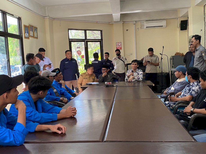 Anggota Komisi C DPRD Makassar, Hamzah Hamid menemui para demonstran di ruang aspirasi gedung DPRD kota Makassar, Senin (5/6/2023). @Jejakfakta/Atri