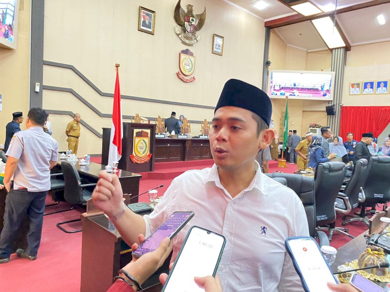 Ketua Komisi A DPRD kota Makassar, Rahmat Taqwa Quraisy, mengeluhkan kondisi air yang sudah sebulan tidak mengalir di Kelurahan Pattingalloang, Makassar. @Jejakfakta/Atri