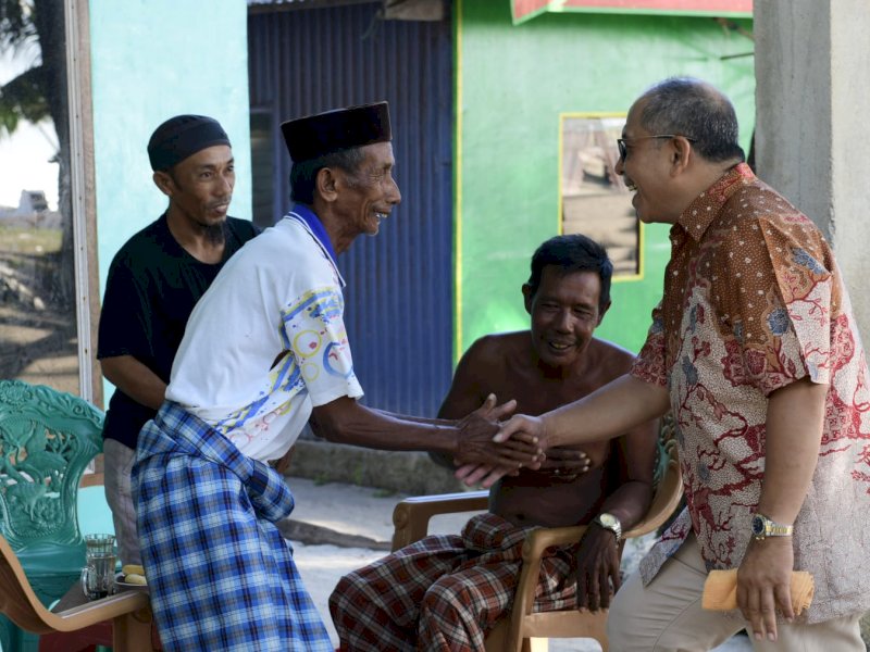 Ilham Arief Sirajuddin (IAS) disambut hangat warga, tokoh masyarakat Tompo Tana saat berkunjung ke Kepulauan Tanakeke, Takalar, Senin (5/6/2023). @Jejakfakta/Reza Arifuddin