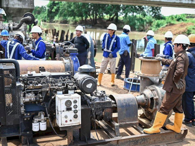 Perumda Air Minum (PDAM) Kota Makassar bersama PT Traya Tirta Makassar yang mengelola IPA 2 Panaikang, Selasa 6 Juni 2023, menurunkan pompa suplesi di bawah Jembatan Nipa-Nipa Moncongloe-Maros untuk mengambil air baku di daerah aliran Sungai Tello.