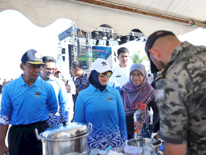 Wakil Wali Kota Makassar, Fatmawati Rusdi, yang didampingi Kadis Kominfo, Ismawaty Nur, Sekdis Kebudayaan, Fadli dan jajaran petinggi Danlantamal VI Makassar mengunjungi setiap booth dan mencicipi menu-menu yang tersedia. @Jejakfakta/dok Humas Pemkot Makassar