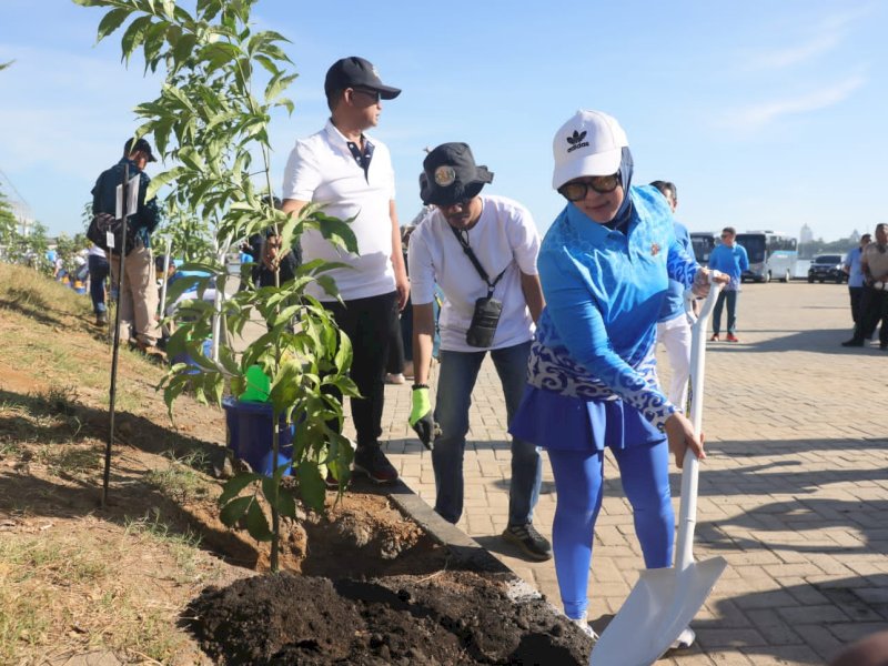 Wakil Wali Kota Makassar, Fatmawati Rusdi bersama Plt Kadis DLH, Ferdy mendampingi langsung perwakilan delegasi TNI AL dari 36 negara di dunia menanam pohon bersama-sama di kawasan CPI Makassar. @Jejakfakta/dok. Humas Pemkot Makassar
