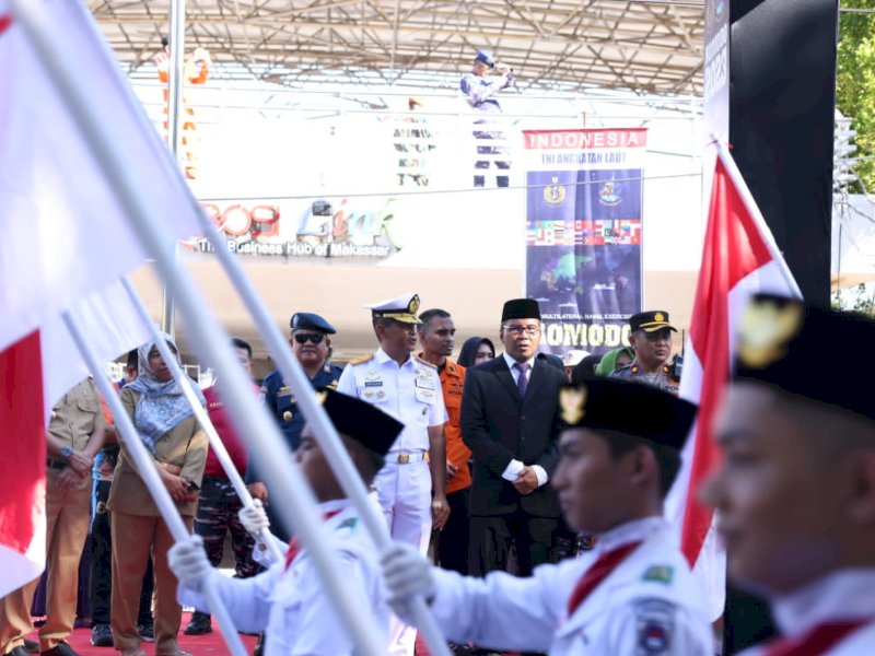 Wali Kota Makassar Moh Ramdhan Pomanto bersama Danlantamal VI Brigadir Jenderal TNI Amir Kasman melepas peserta City Parade di titik start Jalan Ahmad Yani, Selasa (6/06/2023) kemarin. @Jejakfakta/dok. Humas Pemkot Makassar