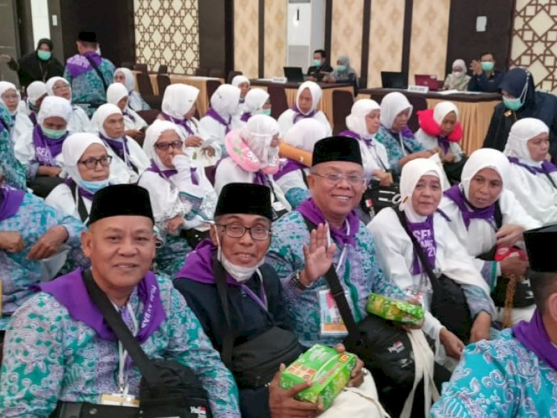 Jemaah Haji Kloter 21 Embarkasi Makassar asal Kabupaten Enrekang memakai batik haji. Jemaah Haji Kloter 12 akan diterbangkan langsung ke Kota Jeddah. @Jejakfakta/dok. Humas Kemenag Sulsel 