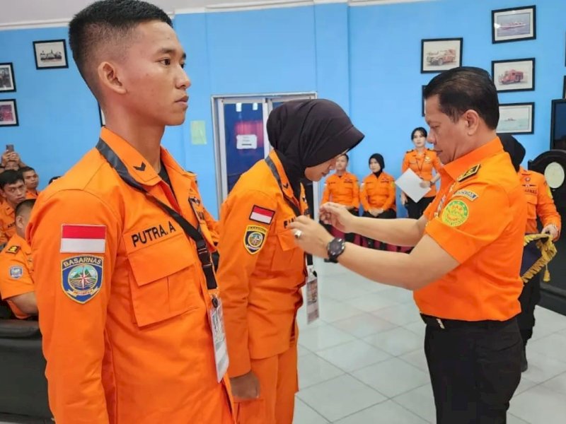 Deputi Operasi Pencarian dan Pertolongan dan Kesiapsiagaan Basarnas Laksamana Muda TNI Ribut Eko Suyanto, beri tanda peserta pelatihan di ruang rapat Kantor Sar Makassar, Rabu (7/6/2023) pagi. @Jejakfakta/dok. Basarnas Makassar