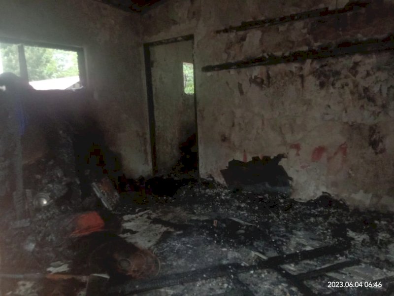 Sekretariat Bengkel Sastra (Bestra) FBS) Universitas Negeri Makassar (UNM), dirusak dan dibakar mahasiswa, Minggu (4/6/2023) dini hari. @Jejakfakta/dok. Istimewa