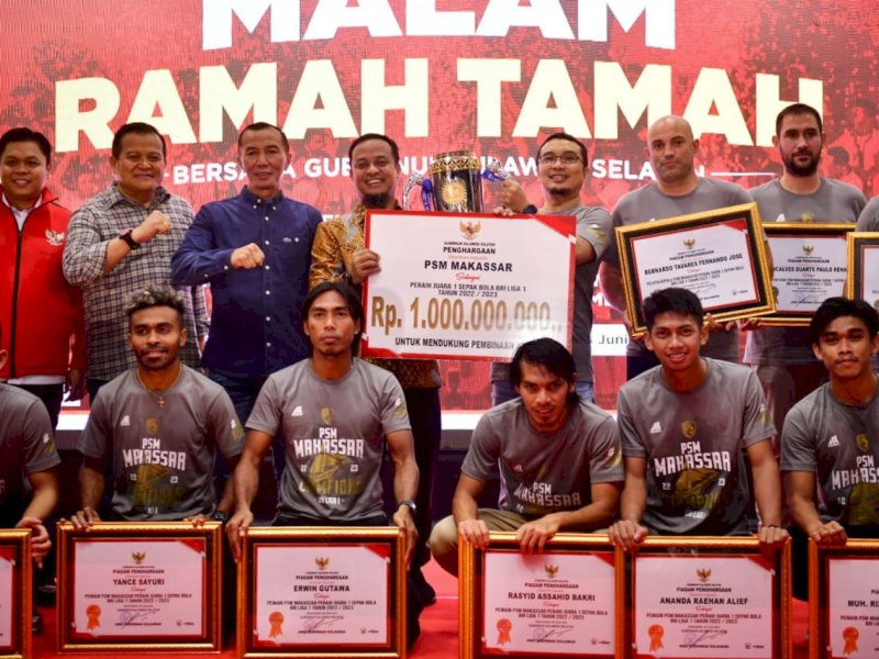 Gubernur Sulsel, Andi Sudirman Sulaiman menyerahkan secara langsung piagam penghargaan kepada PSM Makassar sebagai Juara 1 Sepak Bola BRI Liga 1 Tahun 2022/2023 dan memberikan bonus Rp1 miliar. @Jejakfakta/dok. Humas Pemprov Sulsel