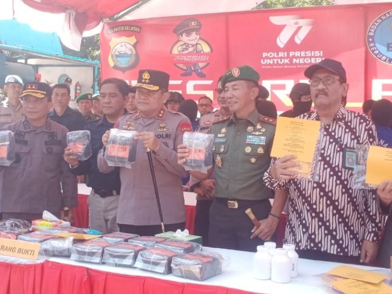 Kapolda Sulsel Irjen Pol. Drs. Setyo Boedi Moempoeni Harso, memperlihatkan barang bukti Narkotika sebelum dilakukan pemusnahan di halaman Mapolda Sulsel, Kamis (8/6/2023). @Jejakfakta/Samsir