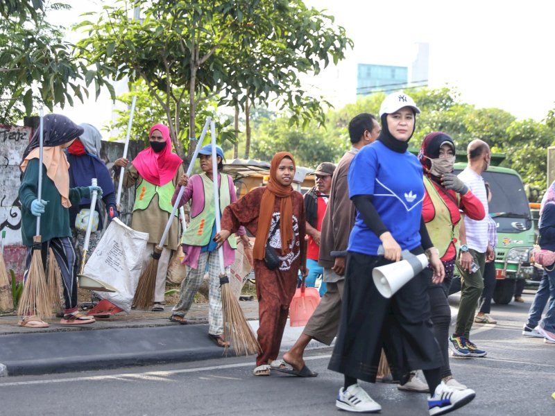 Wakil Wali Kota Makassar, Fatmawati Rusdi berjalan kaki sepanjang 3 km menyusuri jalan Metro Tanjung Bunga memantau kerja ratusan satgas kebersihan dan mengarahkan agar melakukan tugasnya dengan baik. @Jejakfakta/dok. Humas Pemkot Makassar