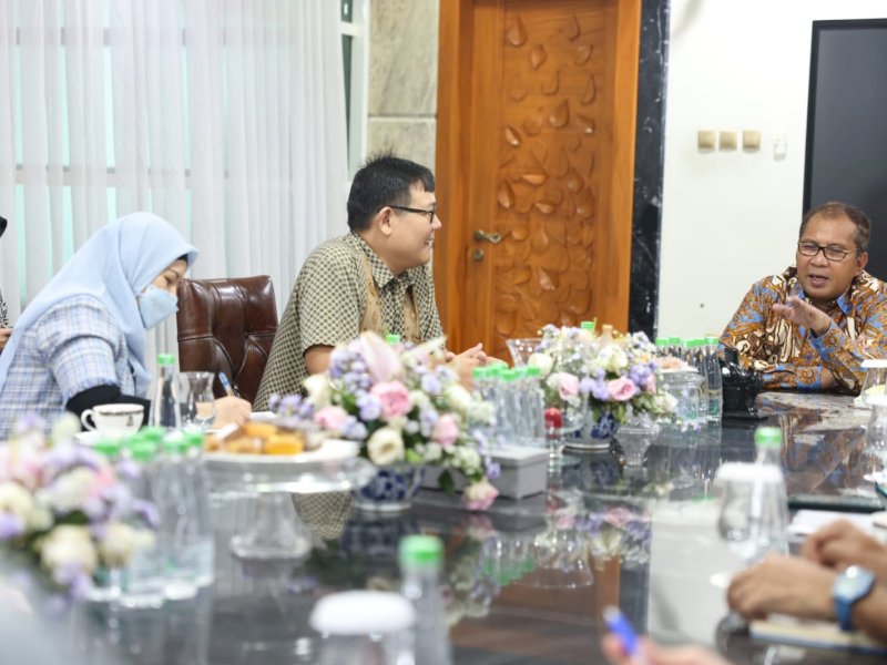 Wali Kota Makassar Moh. Ramdhan Pomanto 
menerima kunjungan UNICEF dalam rangka Kerja Sama Pemkot Makassar-UNICEF untuk Mencegah Kekerasan Seksual Daring Terhadap Anak, di Kediamannya, Jl Amirullah, Jumat, (9/06/2023). @Jejakfakta/dok. Humas Pemkot Makassar