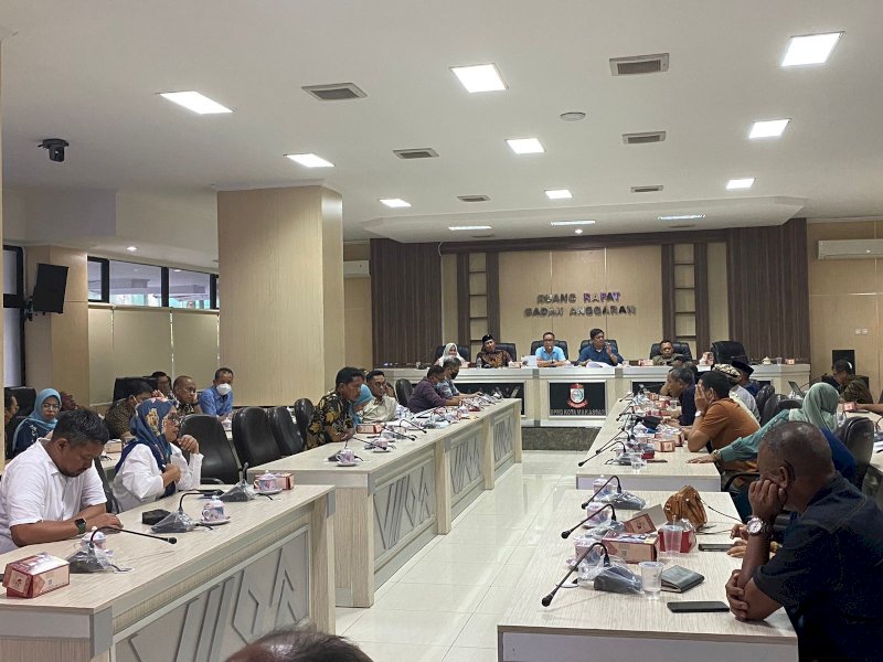 Rapat Dengar Pendapat (RDP) di Komisi C DPRD Makassar memutuskan memberhentikan sementara waktu aktivitas produksi pakan ternak PT Wahyu Pradana Bina Mulia di kawasan PT Kima. @Jejakfakta/Atri