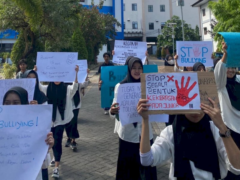 Stop segala bentuk kekerasan pada junior. Salah satu pesan kampanye Stop Kekerasan yang dilakukan UKM Seni dan Budaya Talas Unismuh Makassar, Sabtu (10/06/2023). @Jejakfakta/Erwin Ijarta