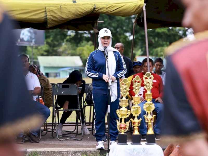 Wakil Wali Kota Makassar, Fatmawati Rusdi membuka resmi Tournament Kelimutu Cup 1, Kerukunan Keluarga Wuamesu Ende Makassar, di lapangan sepak bola Yonif Raider 700/WYC Makassar, Minggu (11/06/2023). @Jejakfakta/dok. Humas Pemkot Makassar