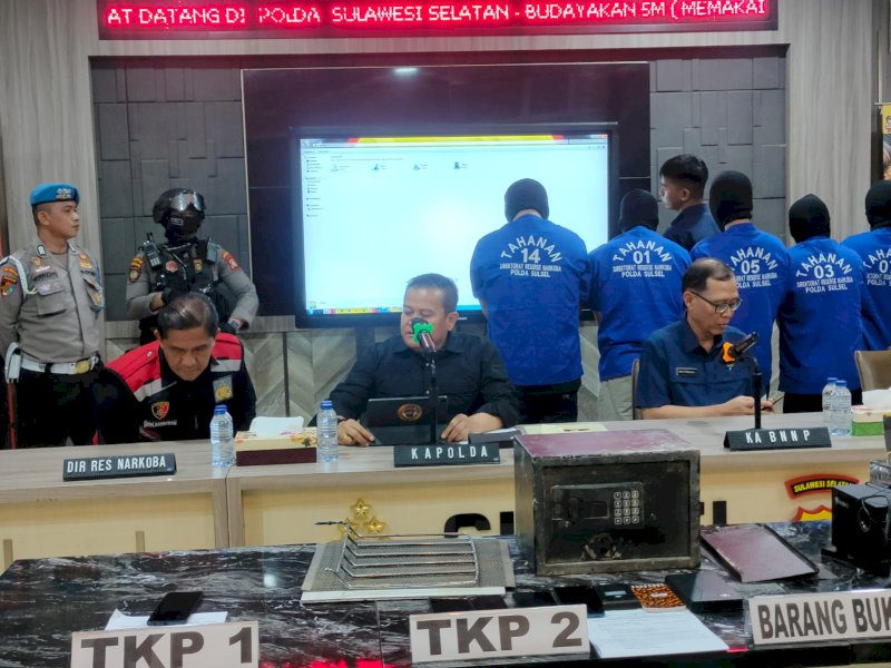 Jaringan Lapas dan Rutan. Kapolda Sulawesi Selatan (Sulsel), Irjen Pol Setyo Budi mengungkapkan terungkap pengendali narkoba di Rutan Jeneponto dan Lapas Watampone, di Mapolda, Minggu (11/06/2023) malam. @Jejakfakta/Atri